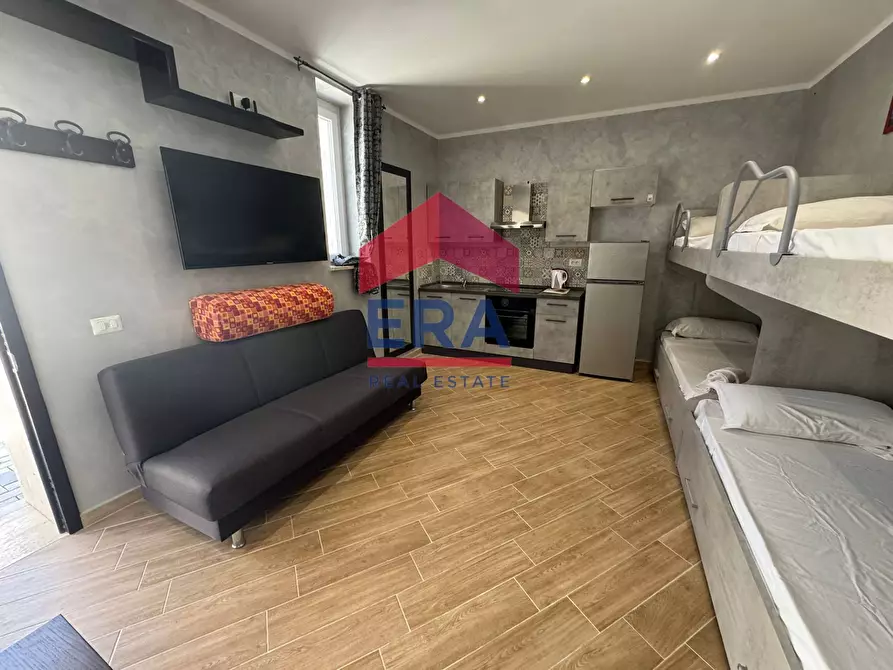 Immagine 1 di Magazzino in vendita  in Viale Della Pesca 30 a Fiumicino