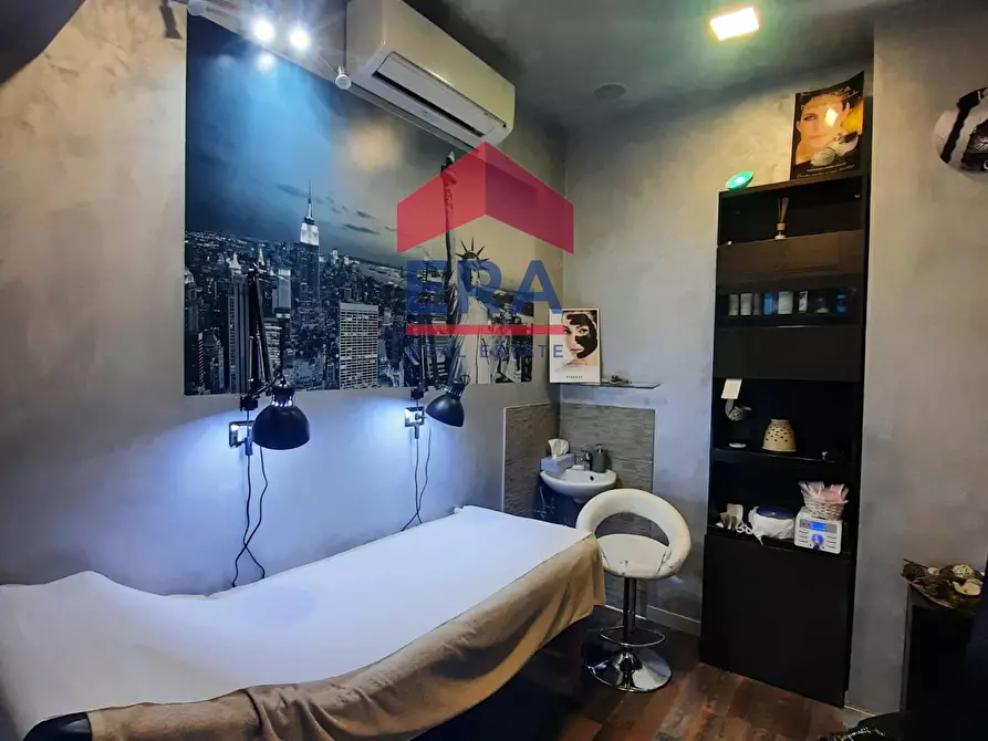 Immagine 3 di Locale commerciale in vendita  in Via Sestio Calvino a Roma