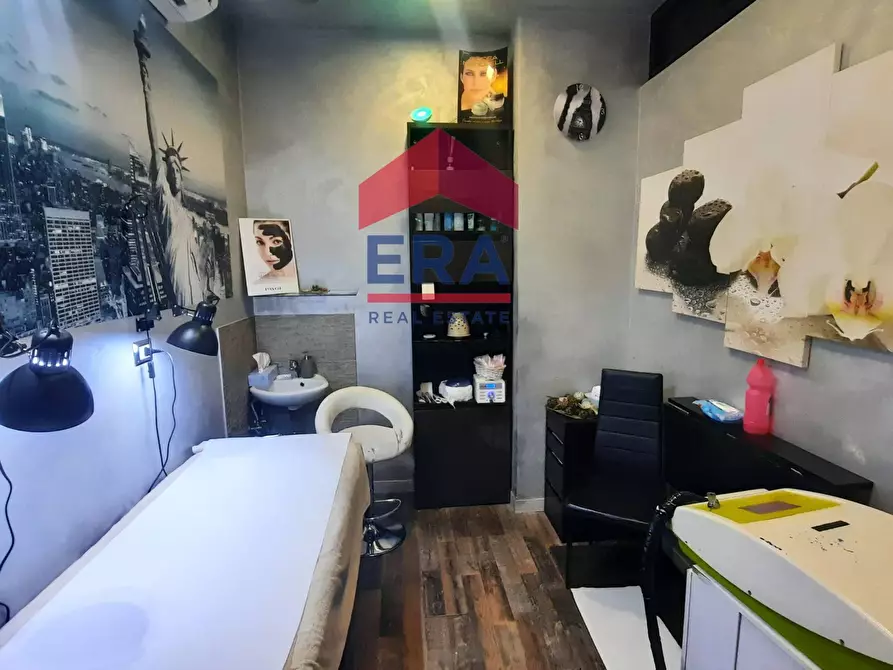 Immagine 4 di Locale commerciale in vendita  in Via Sestio Calvino a Roma