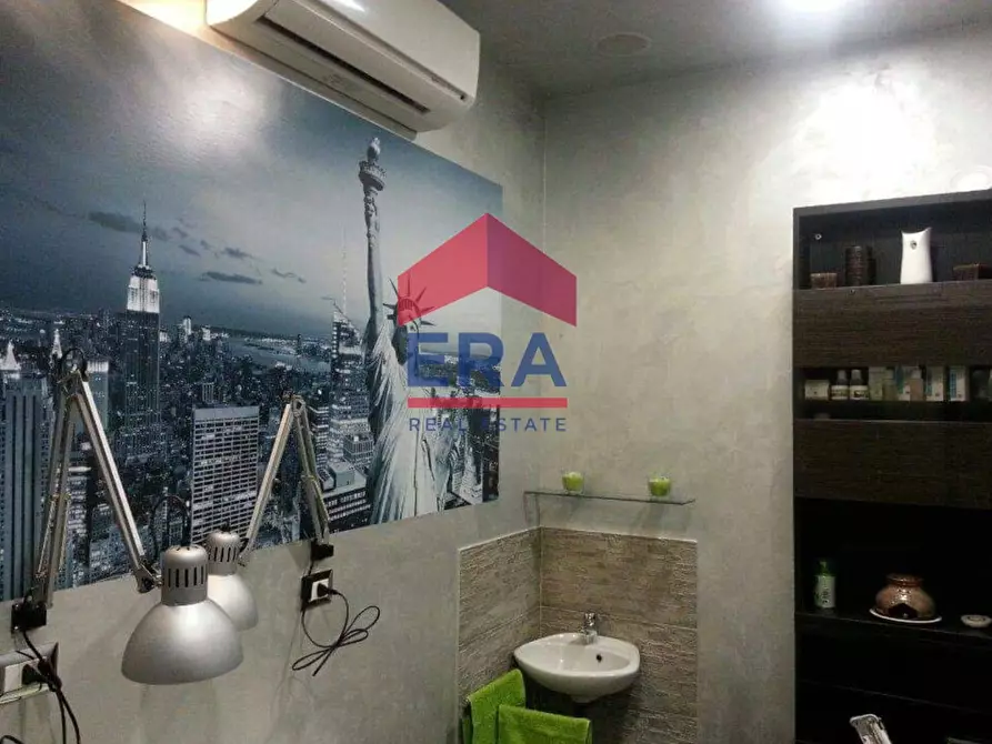 Immagine 5 di Locale commerciale in vendita  in Via Sestio Calvino a Roma