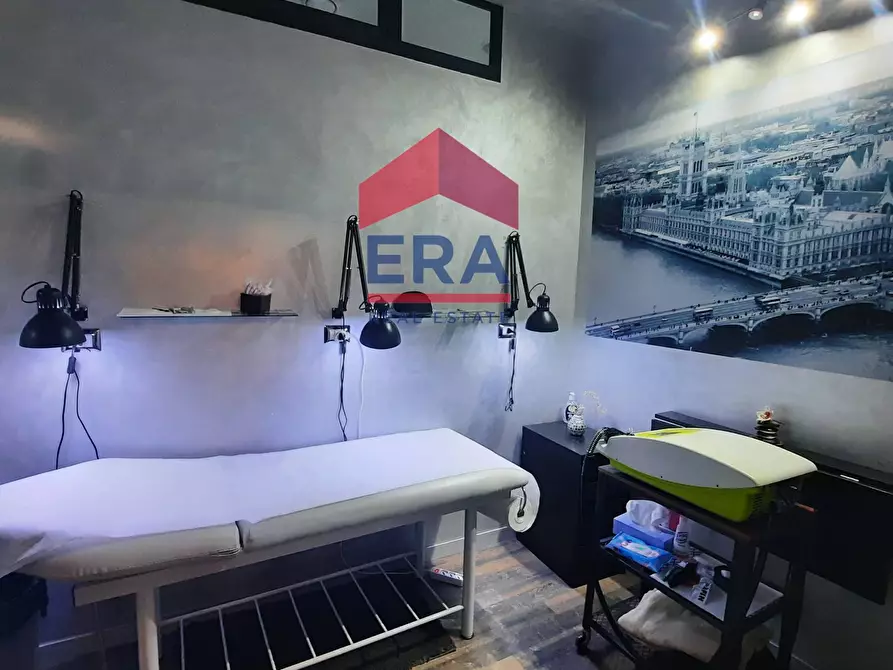 Immagine 6 di Locale commerciale in vendita  in Via Sestio Calvino a Roma