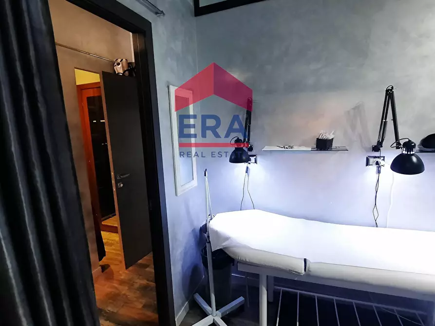 Immagine 7 di Locale commerciale in vendita  in Via Sestio Calvino a Roma