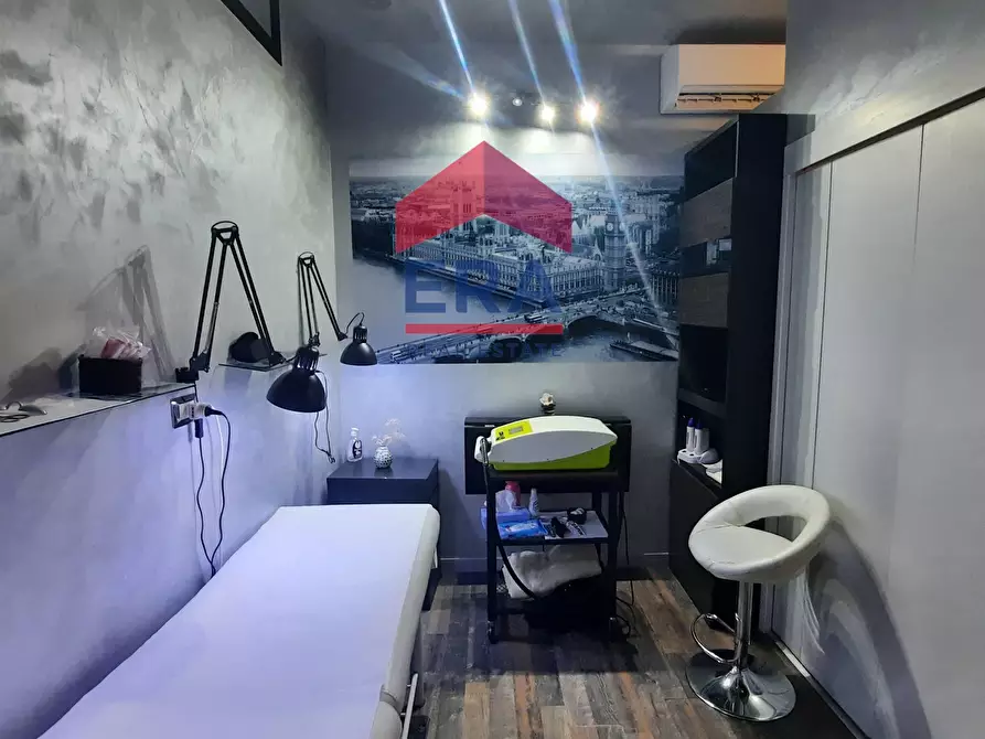 Immagine 10 di Locale commerciale in vendita  in Via Sestio Calvino a Roma