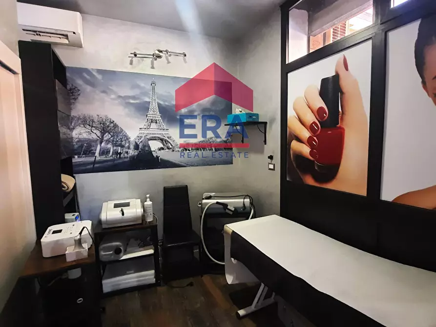 Immagine 12 di Locale commerciale in vendita  in Via Sestio Calvino a Roma