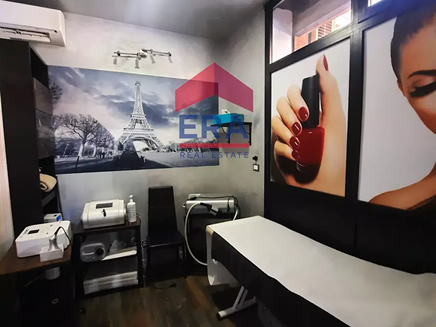 Immagine 14 di Locale commerciale in vendita  in Via Sestio Calvino a Roma