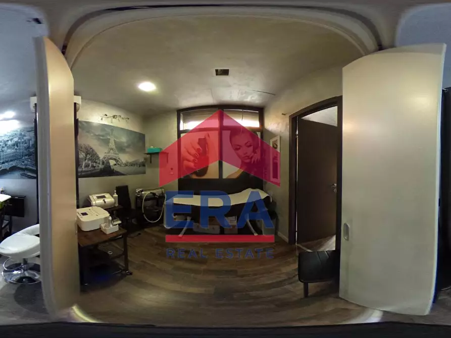 Immagine 17 di Locale commerciale in vendita  in Via Sestio Calvino a Roma