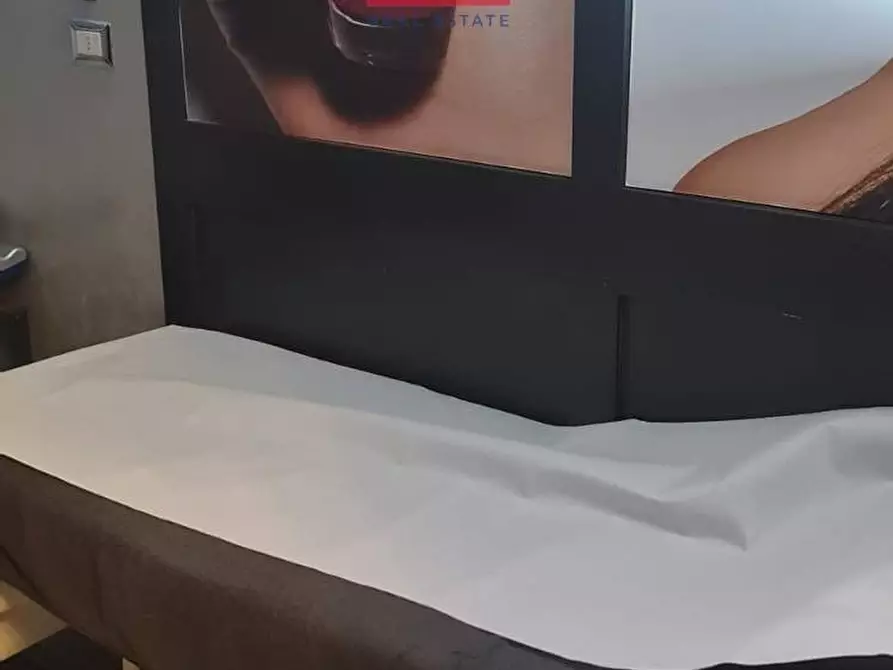 Immagine 21 di Locale commerciale in vendita  in Via Sestio Calvino a Roma