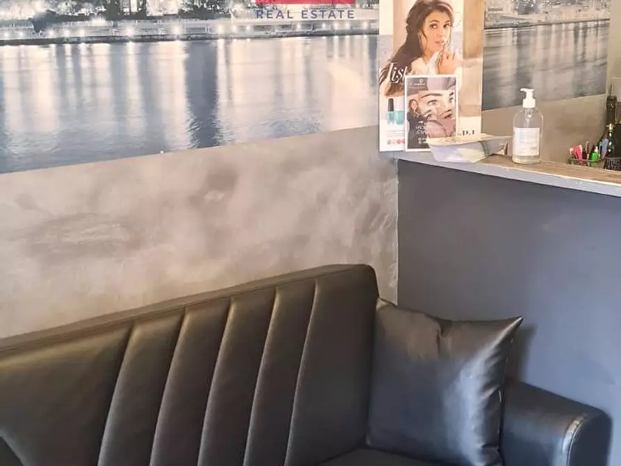 Immagine 25 di Locale commerciale in vendita  in Via Sestio Calvino a Roma