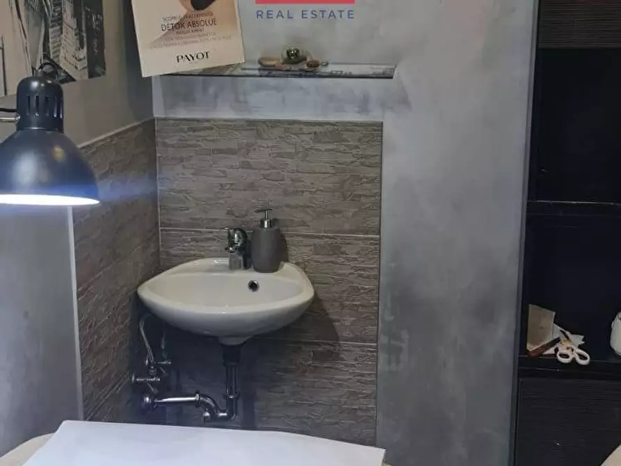 Immagine 27 di Locale commerciale in vendita  in Via Sestio Calvino a Roma