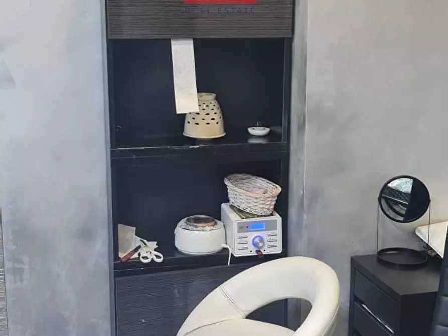 Immagine 28 di Locale commerciale in vendita  in Via Sestio Calvino a Roma