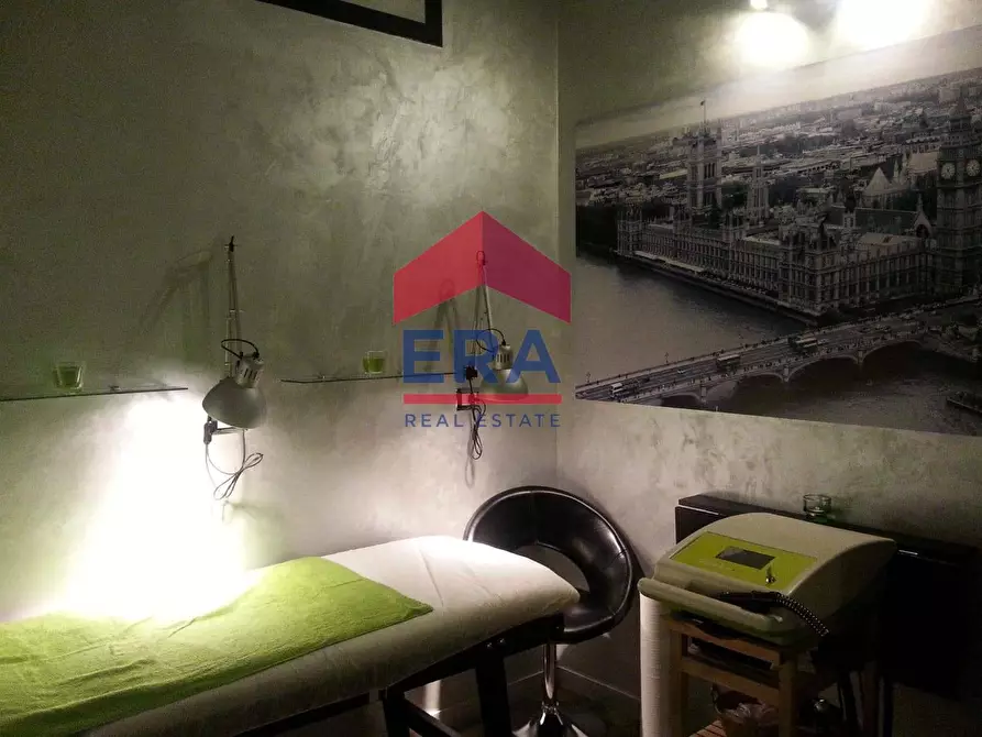 Immagine 30 di Locale commerciale in vendita  in Via Sestio Calvino a Roma