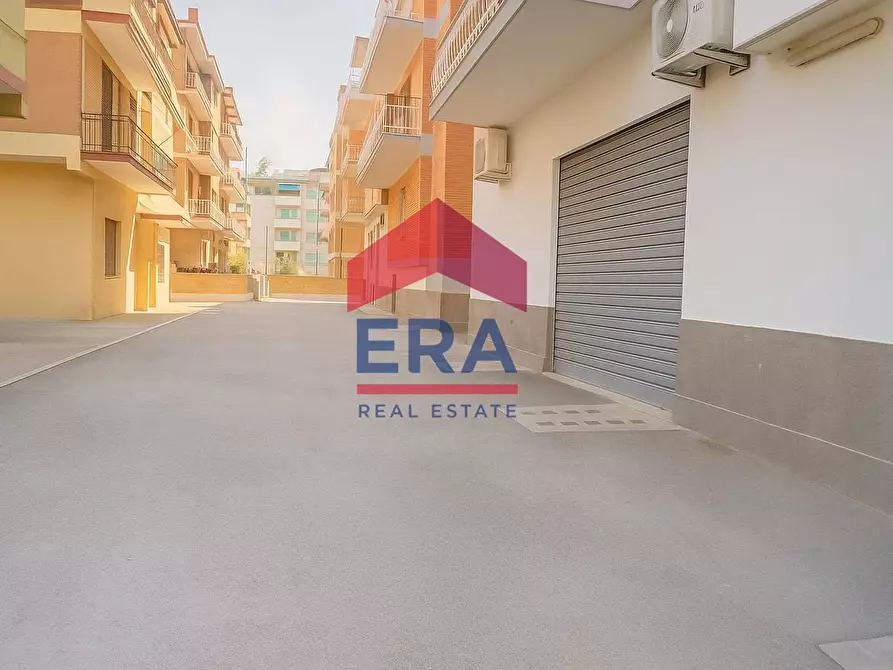 Immagine 2 di Locale commerciale in vendita  in Via Filippo Re 72 a Pomezia