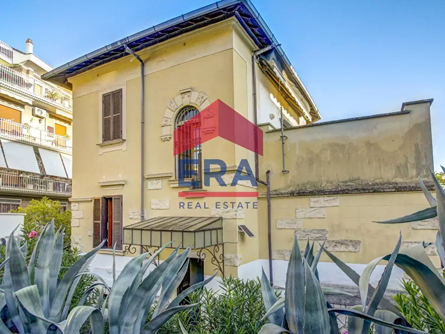 Immagine 8 di Villa in vendita  in Via Monviso 9 a Roma