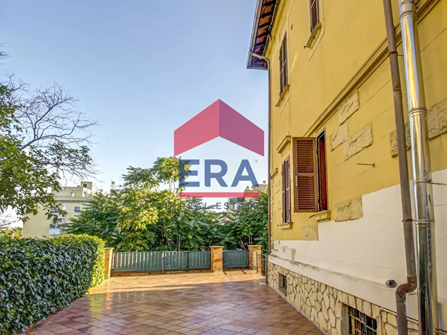 Immagine 9 di Villa in vendita  in Via Monviso 9 a Roma