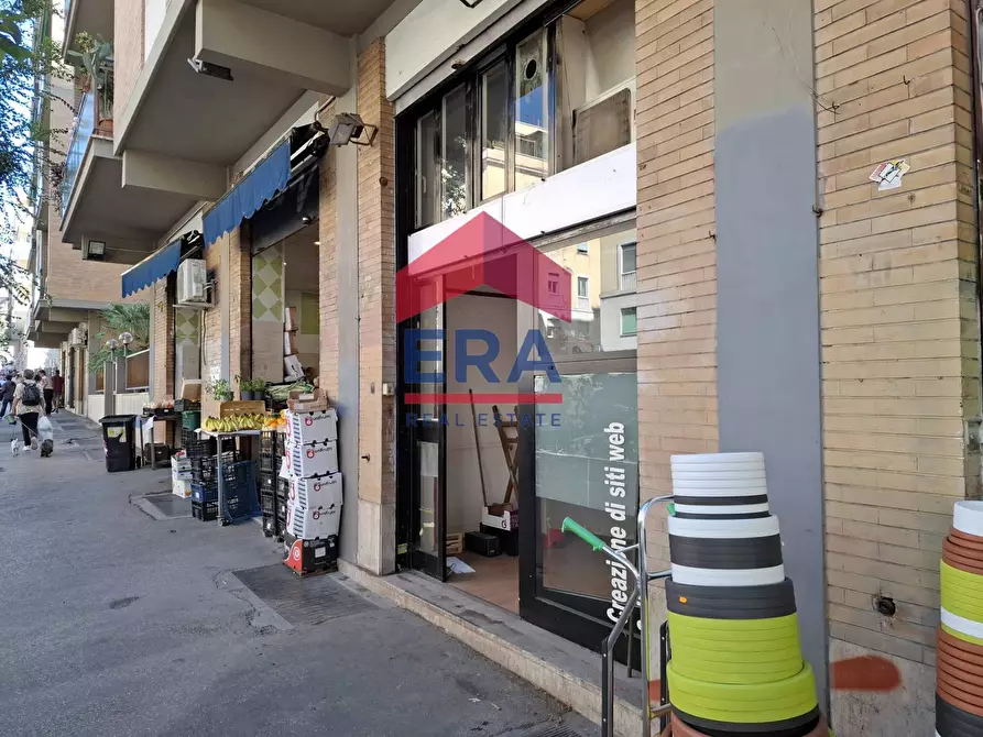 Immagine 17 di Locale commerciale in vendita  in Viale Dei Quattro Venti a Roma