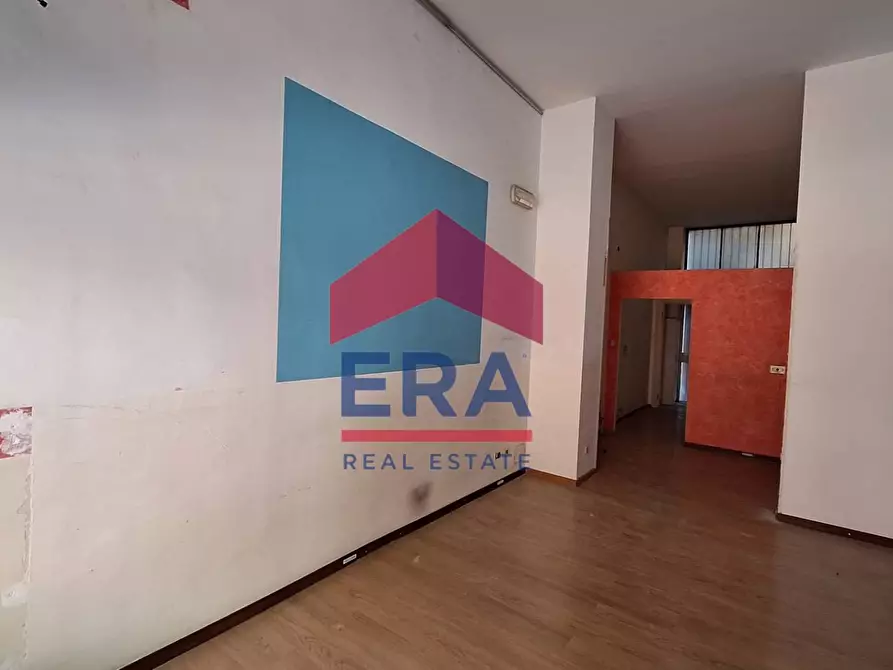 Immagine 5 di Locale commerciale in affitto  in Viale Umbria 99 a Milano