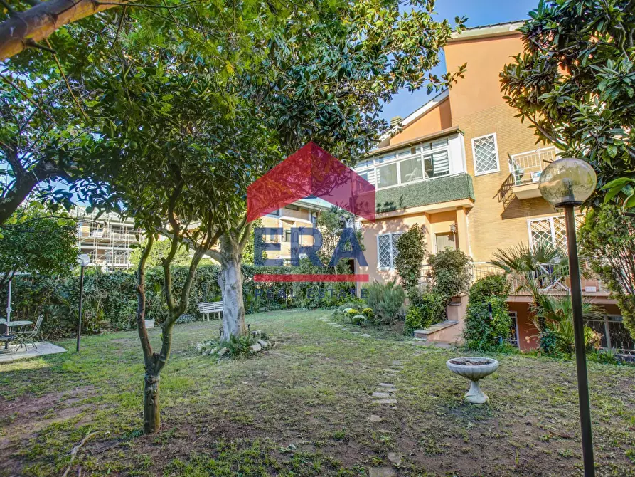 Immagine 45 di Villetta a schiera in vendita  in Via Corinna 7 a Roma