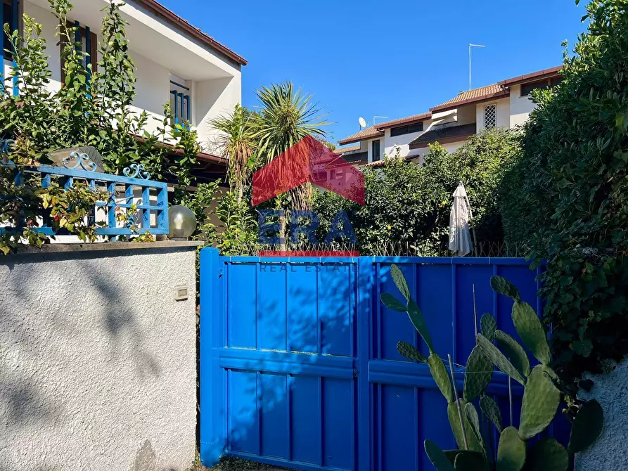 Immagine 3 di Villa in vendita  in Via Falconara 29 a Fiumicino