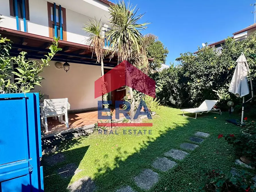 Immagine 2 di Villa in vendita  in Via Falconara 29 a Fiumicino