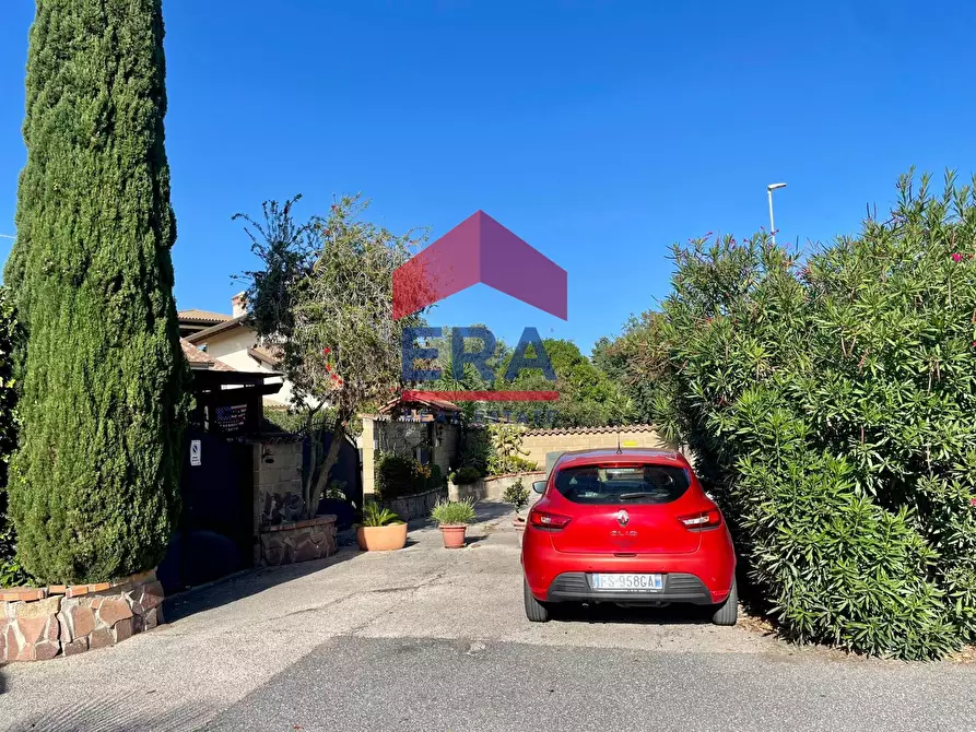 Immagine 2 di Villetta a schiera in vendita  in Via Dobbiaco 32B a Roma