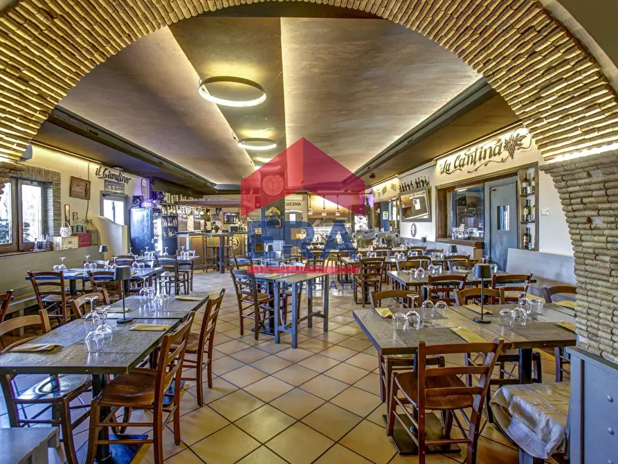 locale commerciale in vendita a Pomezia in zona Campo Ascolano