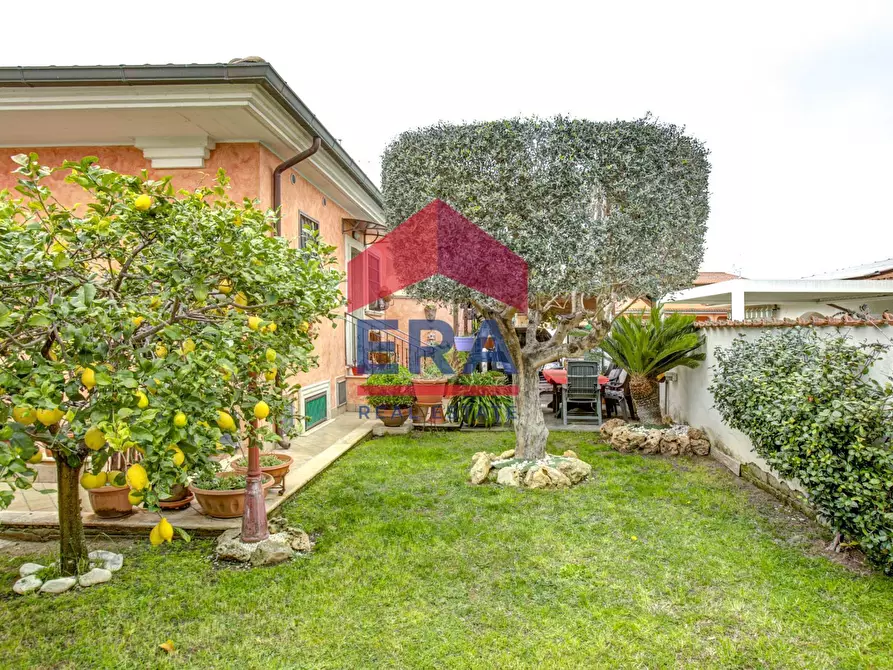Immagine 1 di Villa in vendita  in Via Assisi 63 a Ardea