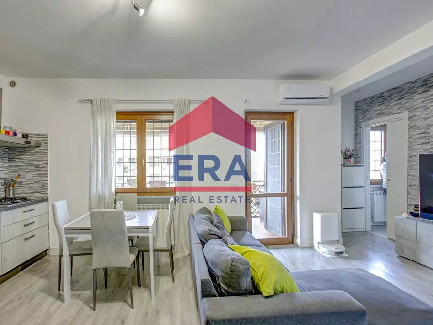 Immagine 2 di Appartamento in vendita  in Via Quadrelle 42 a Roma