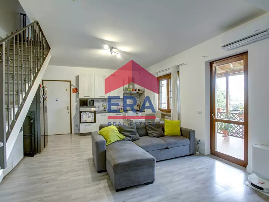 Immagine 3 di Appartamento in vendita  in Via Quadrelle 42 a Roma