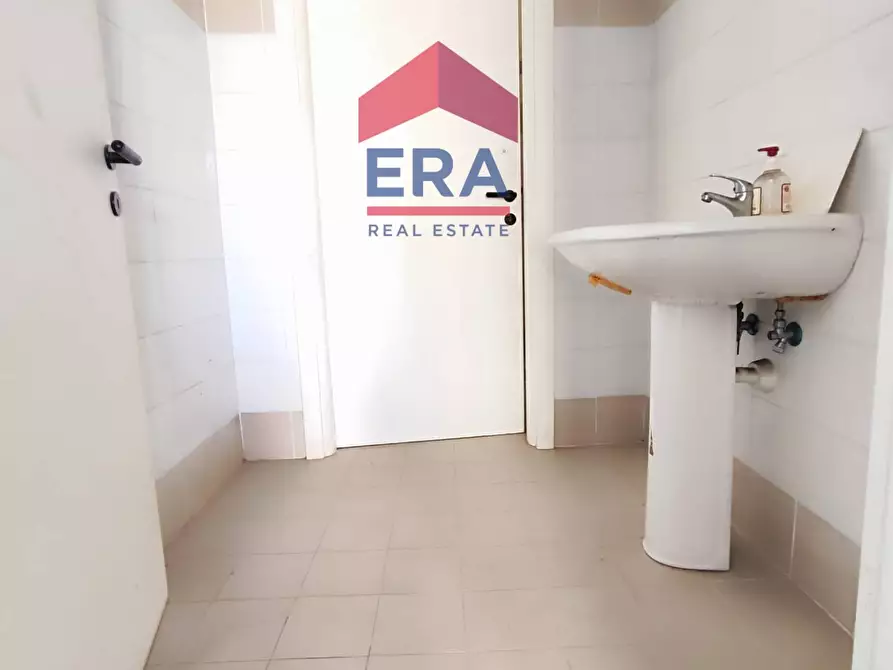 Immagine 10 di Negozio in affitto  in Via Ippolito Desideri 78 a Roma