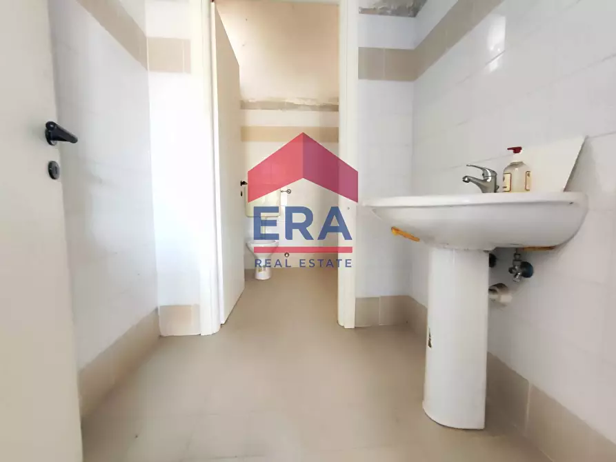 Immagine 9 di Negozio in affitto  in Via Ippolito Desideri 78 a Roma