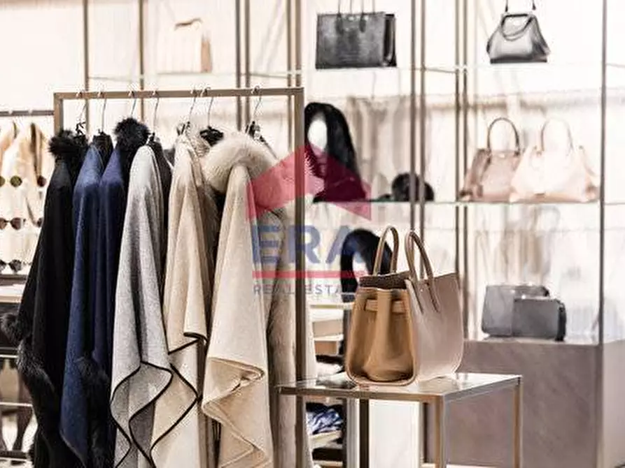 Immagine 5 di Attività commerciale in vendita  a Pomezia