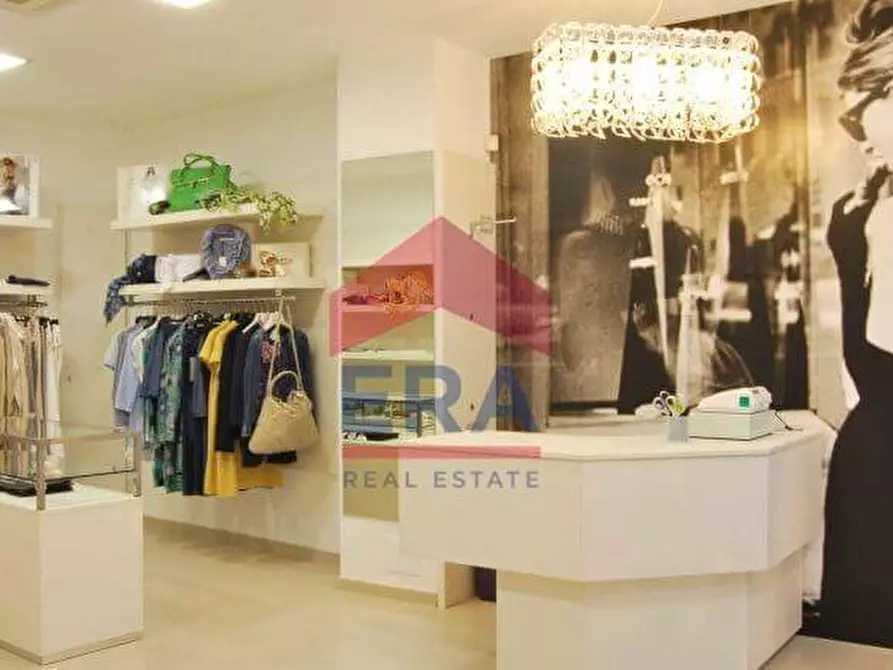 Immagine 20 di Attività commerciale in vendita  a Pomezia