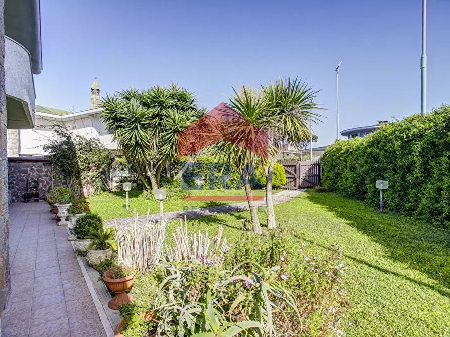 Immagine 5 di Villa in vendita  in Viale Piave 10 a Ardea