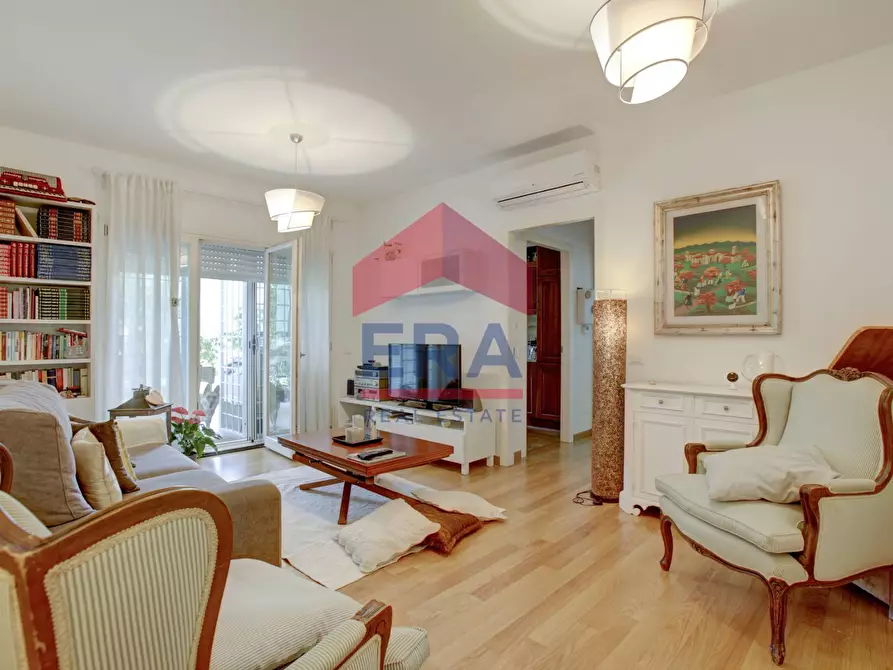 Immagine 3 di Appartamento in vendita  in Via Amerigo Toth 18 a Roma