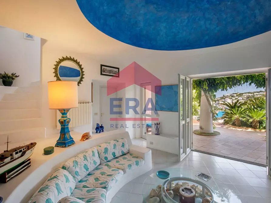 Immagine 15 di Villa in vendita  in Via Giancos snc a Ponza