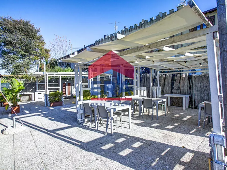 Immagine 32 di Locale commerciale in vendita  in Via di Campo Ascolano 3 a Pomezia