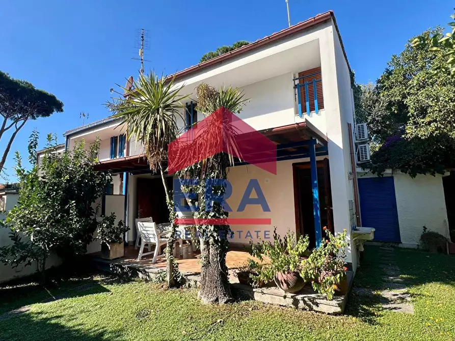 Immagine 1 di Villa in vendita  in Via Falconara 29 a Fiumicino