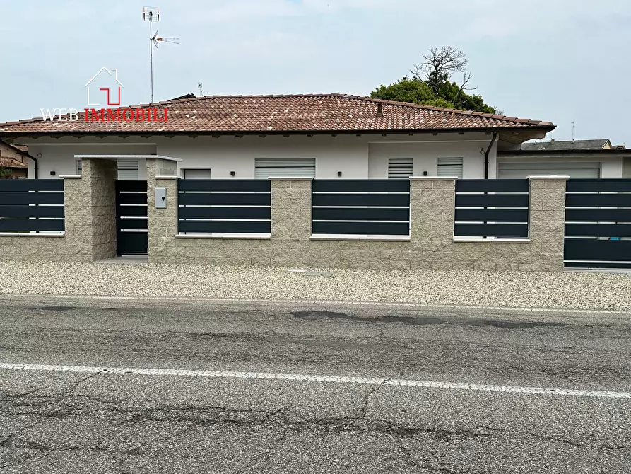Immagine 1 di Villa in vendita  in VIA RUDICH a Vigevano