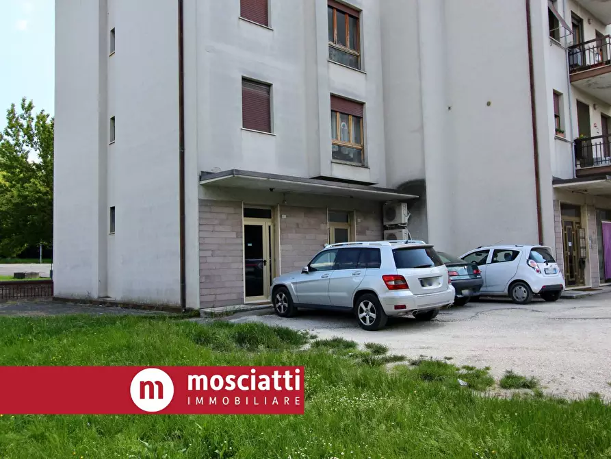 Immagine 2 di Locale commerciale in vendita  in Via A. De Gasperi 86 a Esanatoglia