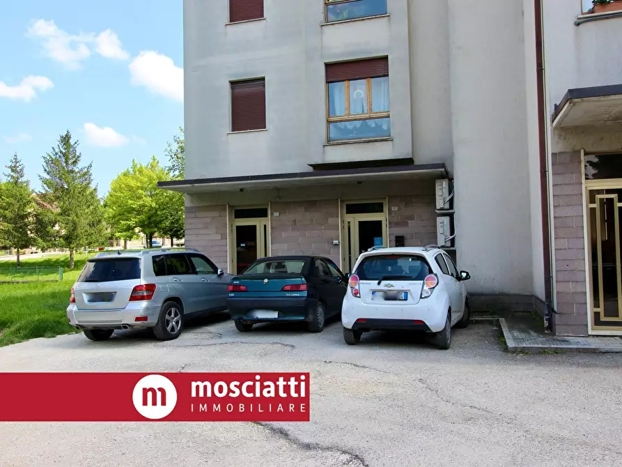 Immagine 3 di Locale commerciale in vendita  in Via A. De Gasperi 86 a Esanatoglia