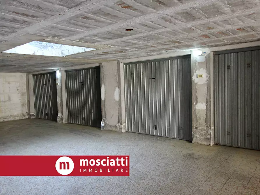 Immagine 2 di Box auto in vendita  in Via Don Enrico Pocognoni 9 a Esanatoglia