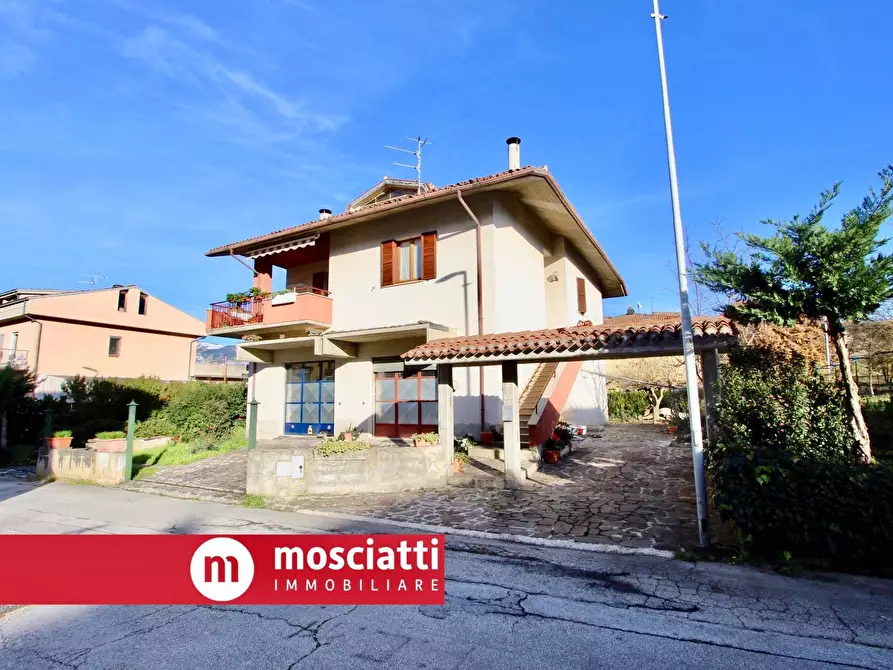 Immagine 1 di Villa in vendita  in Via Galli a Esanatoglia