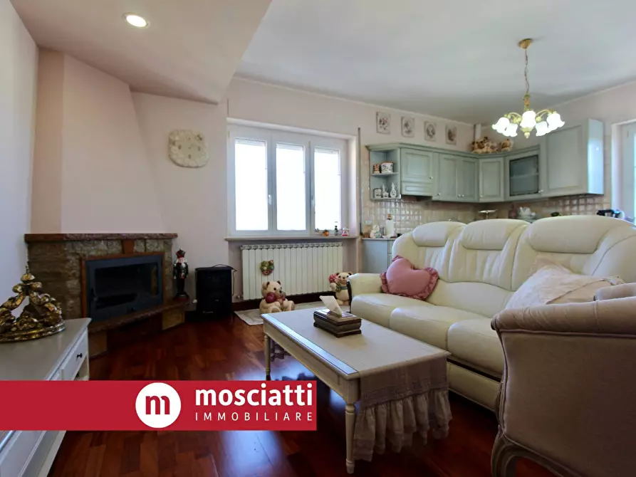 Immagine 3 di Appartamento in vendita  in Via Sfercia a Esanatoglia