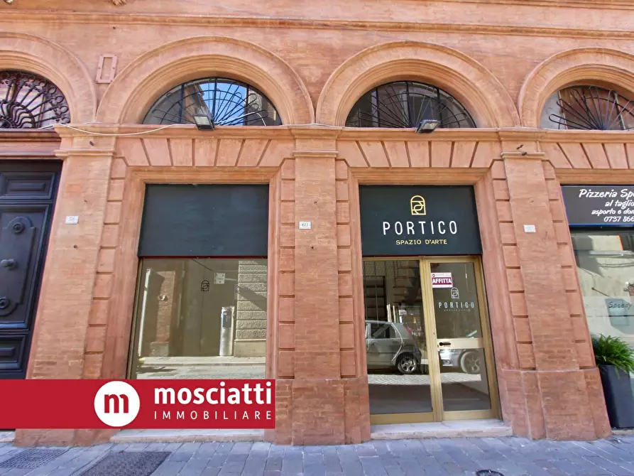 Immagine 2 di Locale commerciale in affitto  in Corso Vittorio Emanuele 60 a Esanatoglia