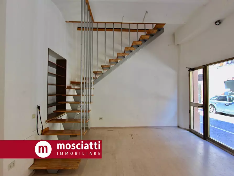 Immagine 3 di Locale commerciale in affitto  in Corso Vittorio Emanuele 60 a Esanatoglia