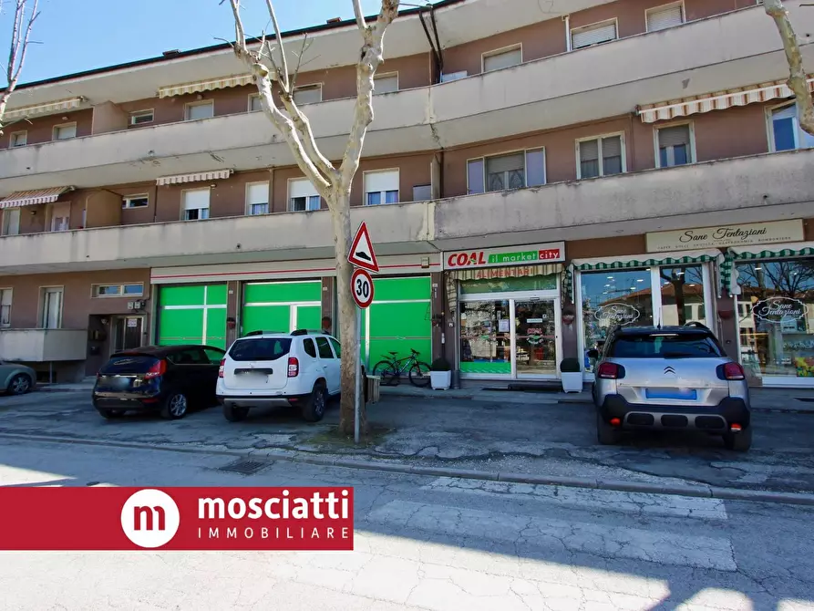 Immagine 2 di Locale commerciale in vendita  in Via Michelangelo 23 a Esanatoglia