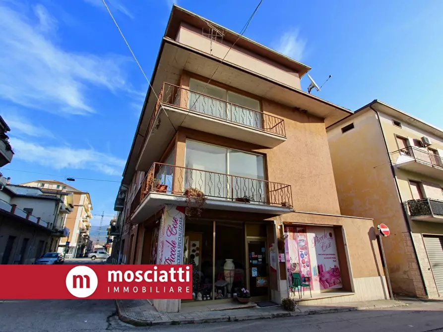 Immagine 2 di Locale commerciale in vendita  in Via IV Novembre a Castelraimondo