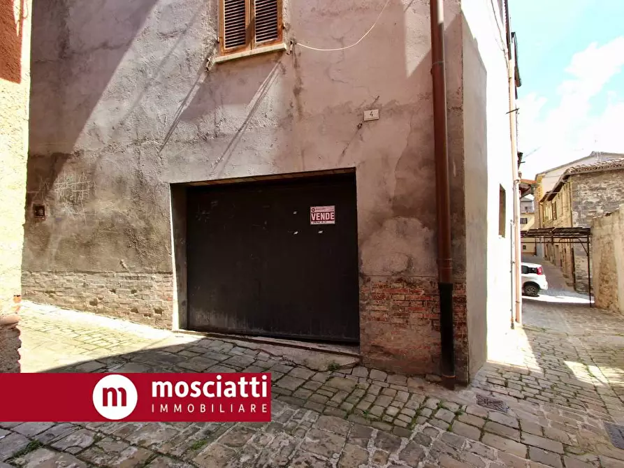 Immagine 1 di Box auto in vendita  in Vicolo Cafasso I a Esanatoglia