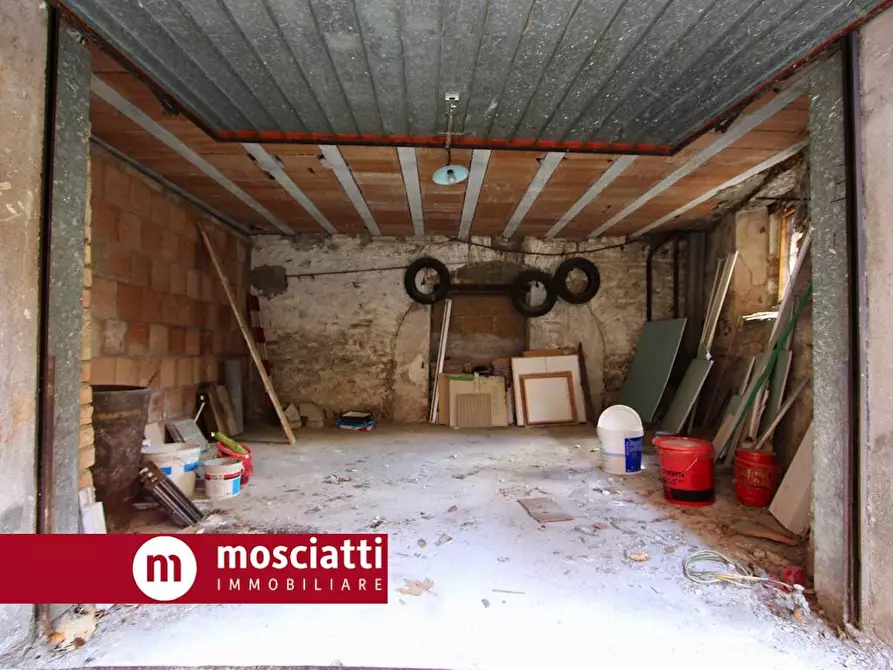 Immagine 2 di Box auto in vendita  in Vicolo Cafasso I a Esanatoglia