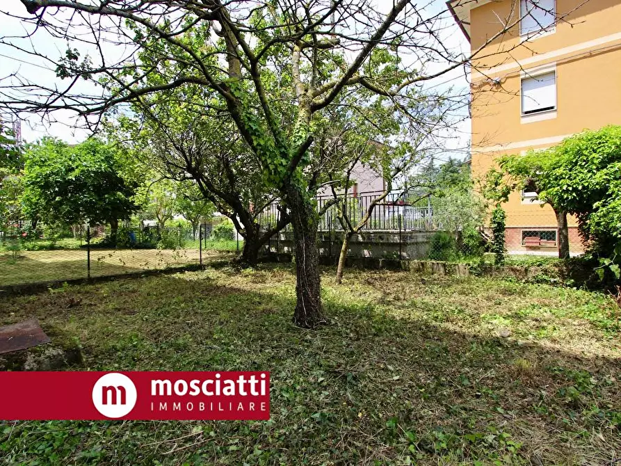 Immagine 2 di Appartamento in vendita  in Viale Martiri Della Libertà a Esanatoglia